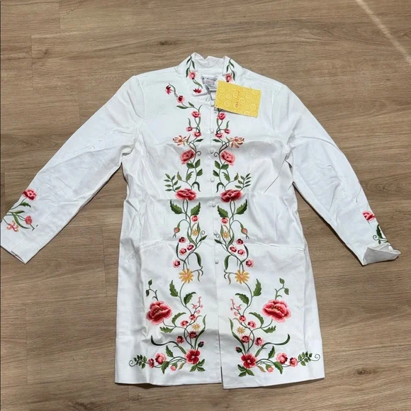 Victor Costa White Blouse with Red and Green Embroidery - Picture 3 of 6